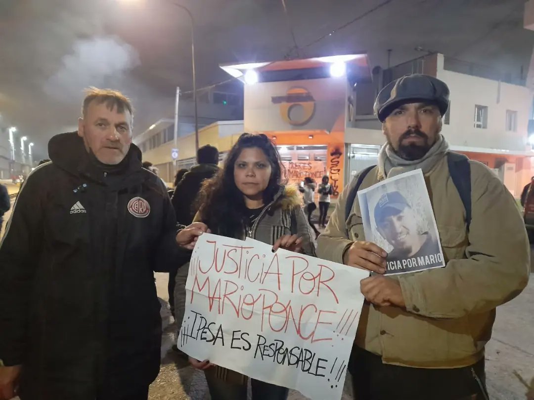 Hernand_nati's tweet photo. Familias y amigos de Mario Ponce exigen justicia y denuncian la responsabilidad de la empresa #ipesa por la muerte del joven obrero. No fue un accidente.
Justicia por Mario https://t.co/ncIZ4xCTcn