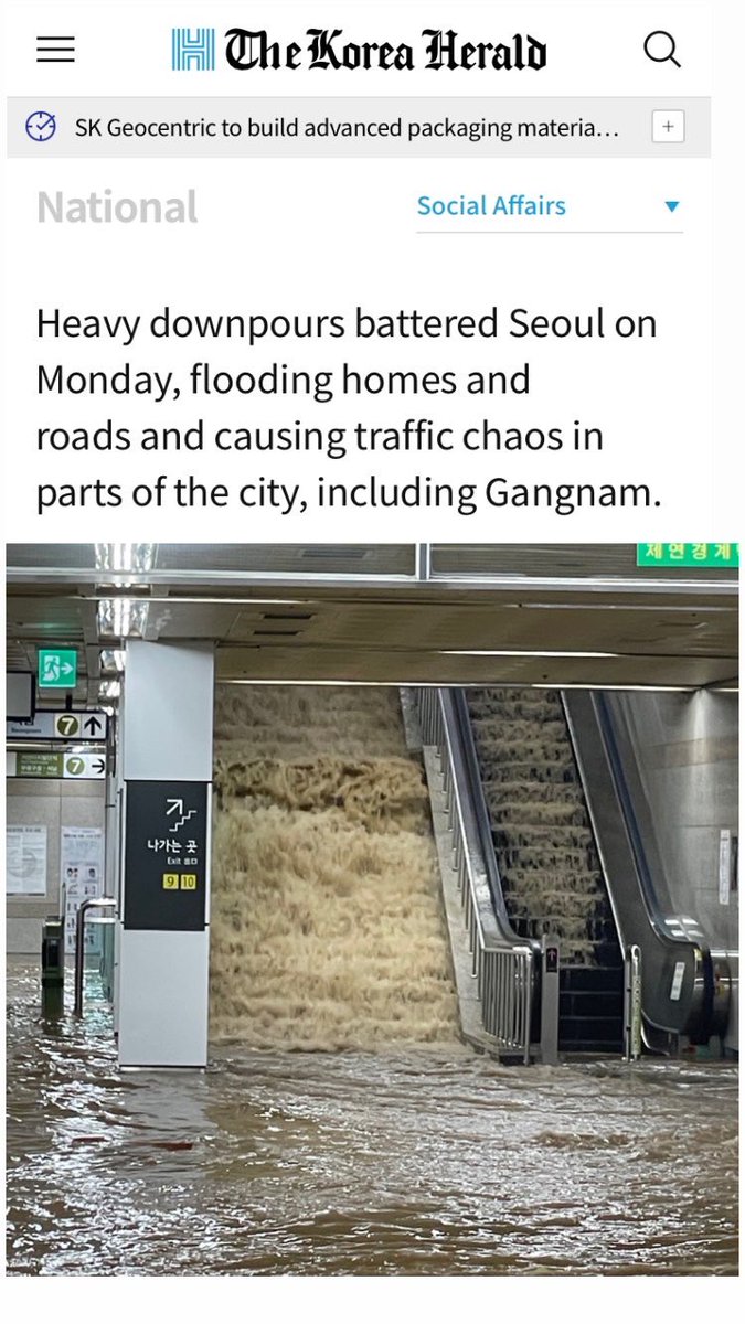 น้ำท่วม flood
น้ำท่วมฉับพลัน  flash flood

อุทกภัย deluge

ถาโถมเข้ามาเยอะ,ท่วม, ท่วมท้น inundate, flood

ฝน  rain,
ฝนหนัก downpour

จม  drown, submerge

ความวุ่นวาย chaos, mayhem

*Mayhem แปลว่าการประทุษร้าย ได้ด้วย

#น้ําท่วมเกาหลี