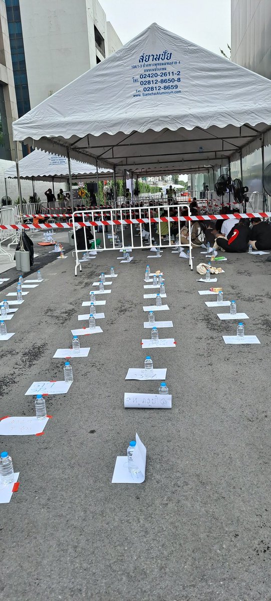 kanoumwuan's tweet image. จัดการงานเป็นระบบระเบียบมากค่ะ เขียนคิวไว้ ไปทำอะไรก็ได้ให้มาก่อนบ่ายสอง สอบถามเจ้าหน้าที่ คิวที่นั่งรอพอถึงเวลาจริงจะเดินเข้าไปในลานด้านใน ทุกคนเห็นน้องแน่นอน มีน้ำมีแซนวิชแจกด้วยประทับใจ #TOYOTAXBAMBAM #BamBam #แบมแบม