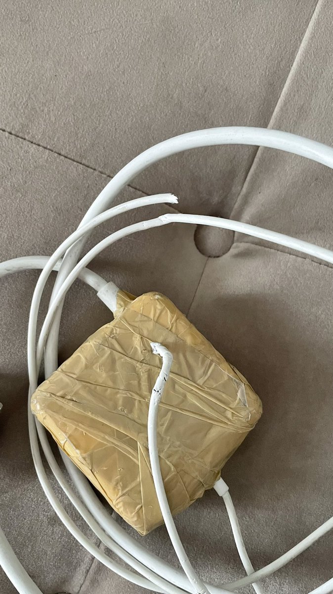 Morning!
Macam mana nak elakkan kucing yg suka gigit cable😓