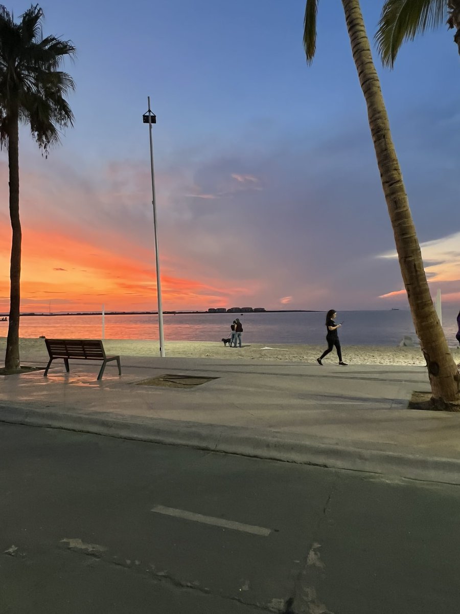 Así el atardecer de hoy lunes en el malecón de La Paz!! Una belleza!!