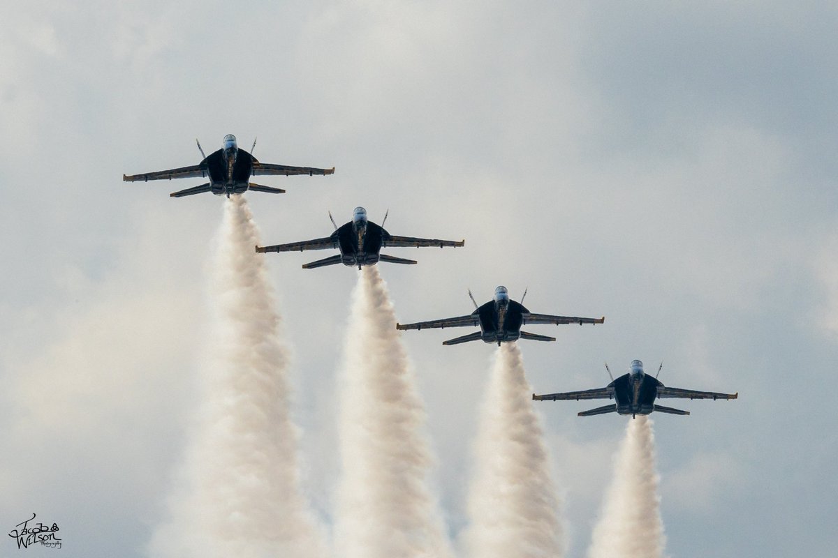 Blue Angels incoming!
.
#blueangels #navyblueangels #formationflying #airshow #airshowphotography #f18 #f18hornet #aviation #airplane #jet #fighterjet #usnavyblueangels #shotoncanon #canon #canoneosr #eosr #photography #pictureoftheday #boeing #sigma #mylensrental #sunnfun