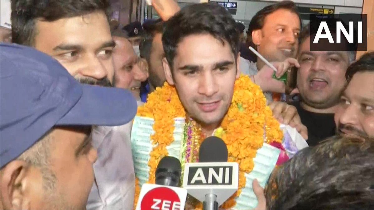 Delhi | Supporters and family members welcome Indian boxers Amit Panghal (@Boxerpanghal), <a href="/rohit_tokas/">Rohit Tokas</a>, Jasmine Lamboria and Sagar Ahlawat at the Delhi Airport, arriving from the #CommonwealthGames2022 in the UK | reported by news agency ANI