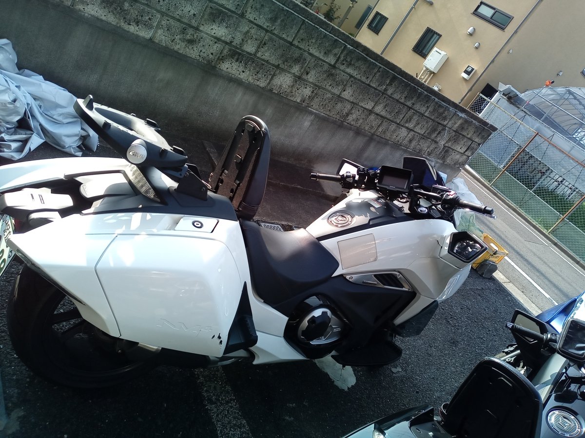 vX7AxxmPQ9n2AbU's tweet photo. 被害の状況です
4号機のカウル4枚破損です
(ToT)
立ててる角度はそれなりに
また昨日はかばーつけてませんでした
3号機で出掛けてました
恐らくですが盗もうとしたが、パーキングブレーキ掛かってて前に進まなかったのでタチゴケしたのでは?
スタンドは倒れてました
チェーンロックは２箇所してました https://t.co/xpEgiP8Vc4