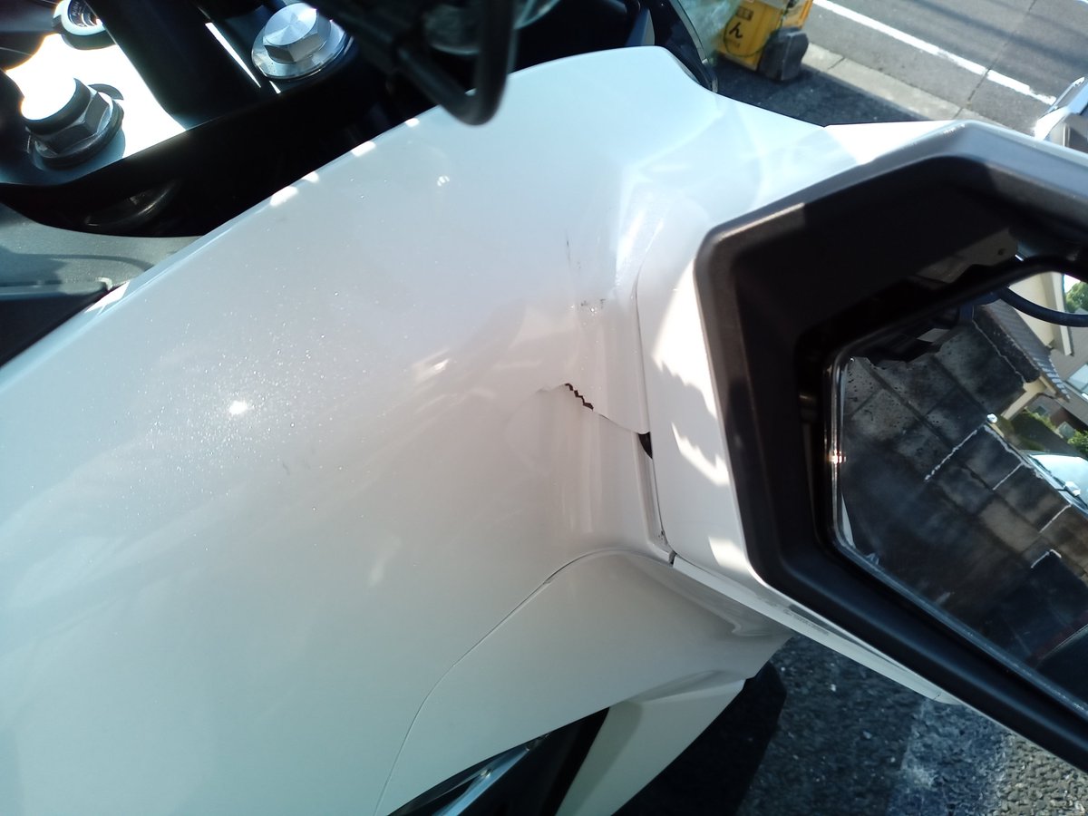 vX7AxxmPQ9n2AbU's tweet photo. 被害の状況です
4号機のカウル4枚破損です
(ToT)
立ててる角度はそれなりに
また昨日はかばーつけてませんでした
3号機で出掛けてました
恐らくですが盗もうとしたが、パーキングブレーキ掛かってて前に進まなかったのでタチゴケしたのでは?
スタンドは倒れてました
チェーンロックは２箇所してました https://t.co/xpEgiP8Vc4