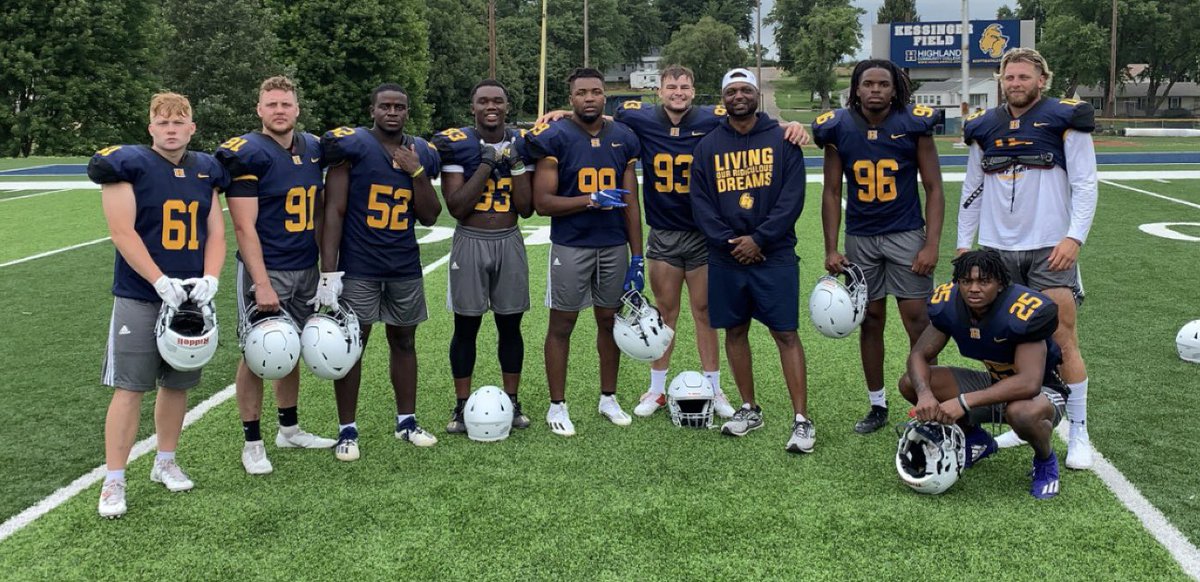 CoachDJmayo's tweet photo. LBs🐶 #Bonecrushers #PBD #GetTheBall https://t.co/azjlrY7IPM