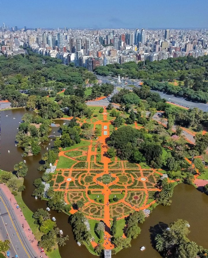 El Rosedal desde el cielo. La jungla de cemento atrás.