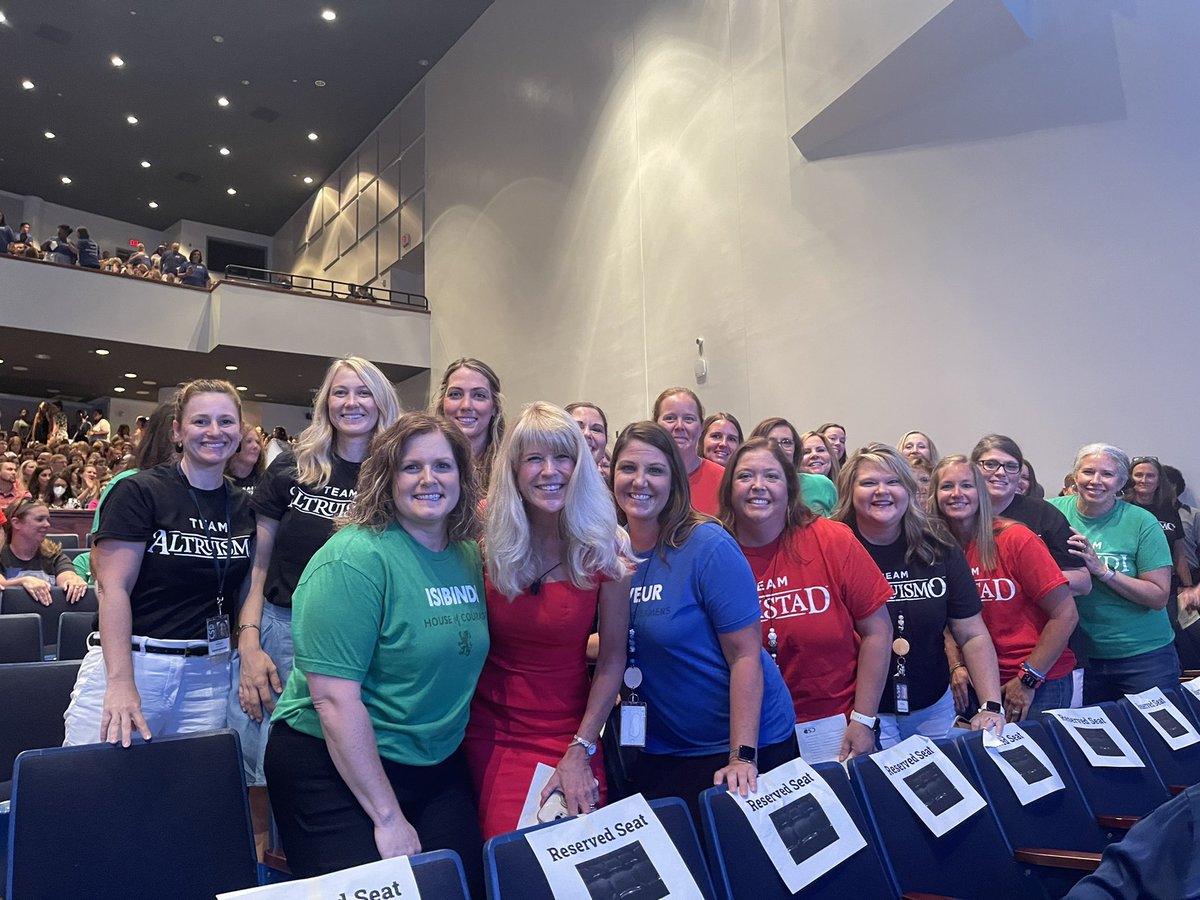 “Exude what you hope to create” - amazing words from <a href="/kimbearden/">Kim Bearden</a> this morning at our CSD Convocation! #4houses1family #CSDinAction