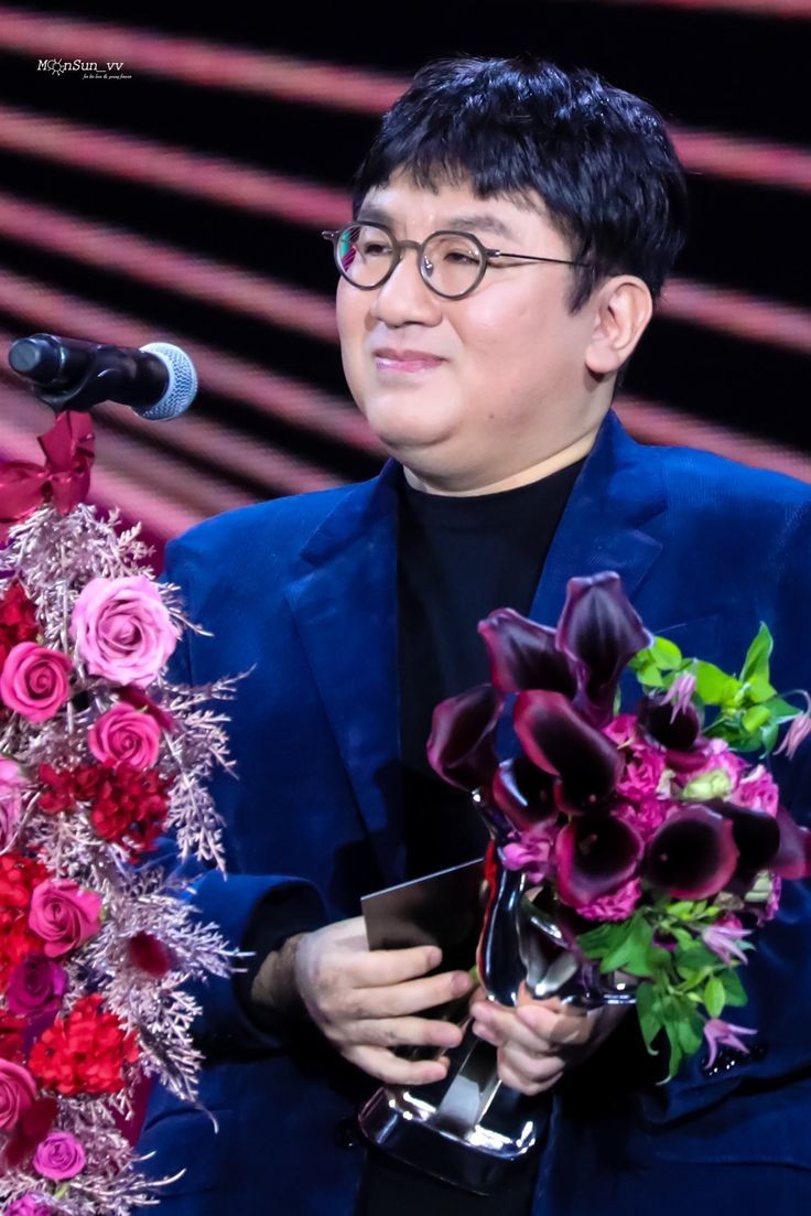 swiss_lotus's tweet photo. "Ayo hitman bang introduces hit it the second audition. Rap, dance, noraero giseoneul jeaphae"
- #BangPDnim
HAPPY BIRTHDAY TO THE ONE AND ONLY @hitmanb 🎂❤️
#BangSihyuk #생일축하합니다
#BangSiHyukDay #BANGPDDAY #HappyBirthdayHitmanBang @BIGHIT_MUSIC https://t.co/qI8KPUqWcL