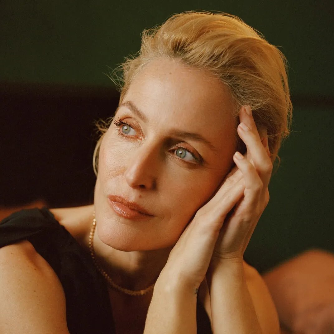 Happy birthday gillian anderson you incredible beautiful milf 