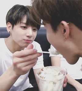 jkbilittle's tweet photo. #jikookau | Ice Cream Love 🍨❣️

Onde o hobbie favorito de Jimin e Jungkook, é discutir um com o outro sobre qual é o melhor sabor de sorvete. https://t.co/8zW00oKTpv