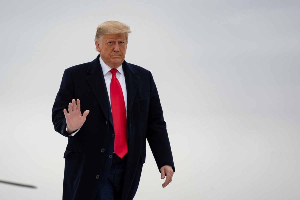TLDRNewsUS's tweet photo. #BREAKING Donald Trump has confirmed that the FBI have raided his Mar-a-Lago home in Palm Beach. https://t.co/c2zZuuTEbJ