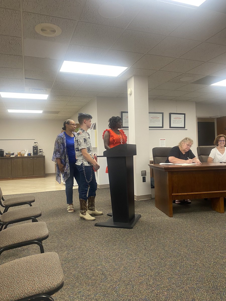 dochoneywell's tweet photo. Rocking presentation about Central Scoop at today’s BOE meeting - entrepreneurial lessons through active engagement! @CentralSchool7 @DowningLatisha @doc_nuge #WeAre409 https://t.co/p7SAu1dnrh