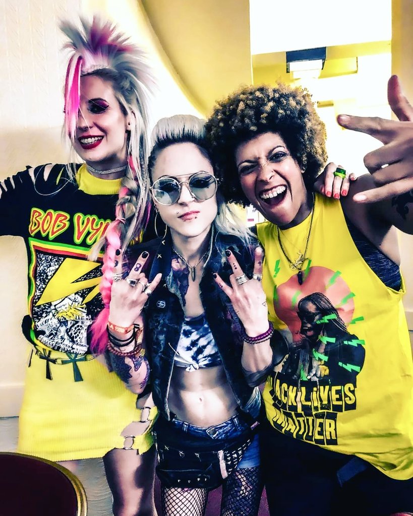 TanzyRotten's tweet photo. @LadyRage_UK @Midwich_Cuckoos   This photo is 🤘🧡🤘 https://t.co/SIkLnaUfar