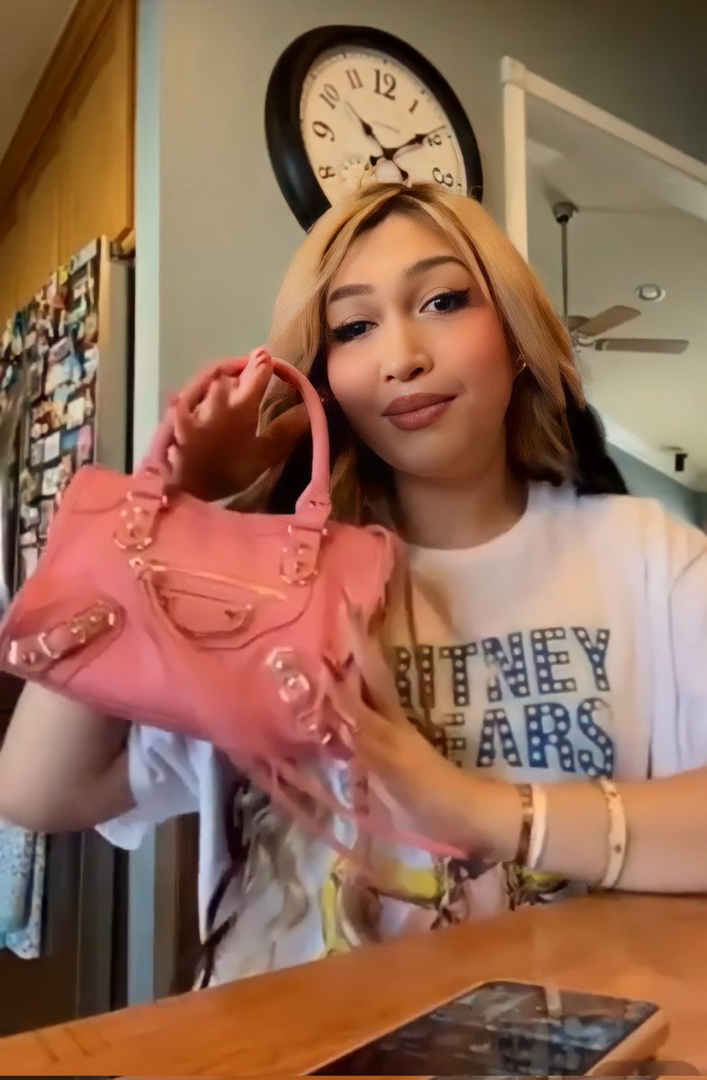 milovesRAF's tweet image. she's so inlove with her bag 🥺🥰💗

Raf Juane | #RafJuane | @raf_juane