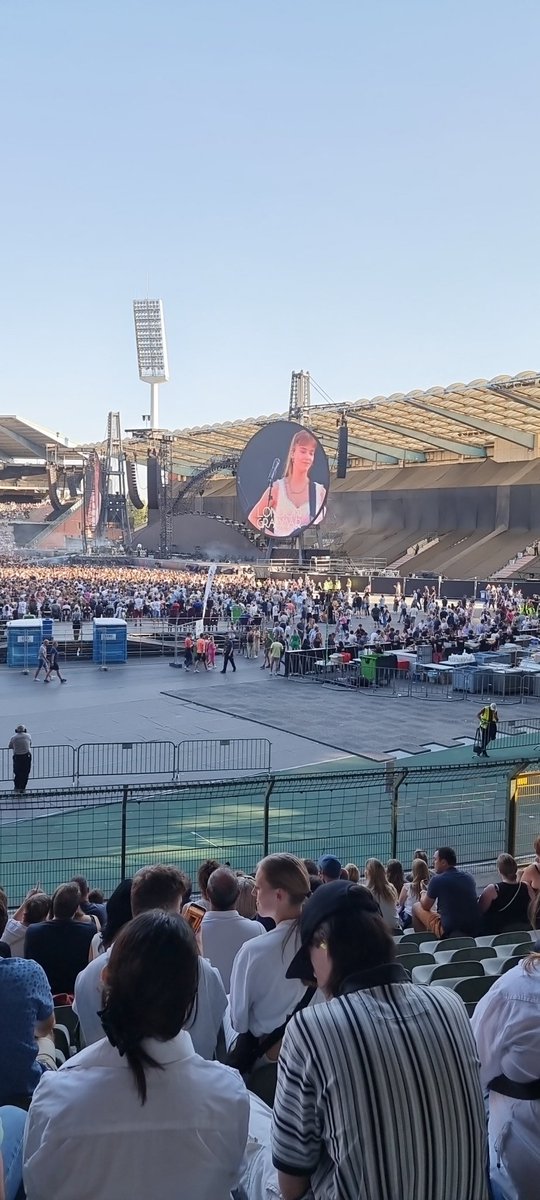 OUBLIES2's tweet photo. Voor programma Coldplay Brussel. #ColdplayBrussels #waardeloosgeluid https://t.co/Hs6eH7Dvfx