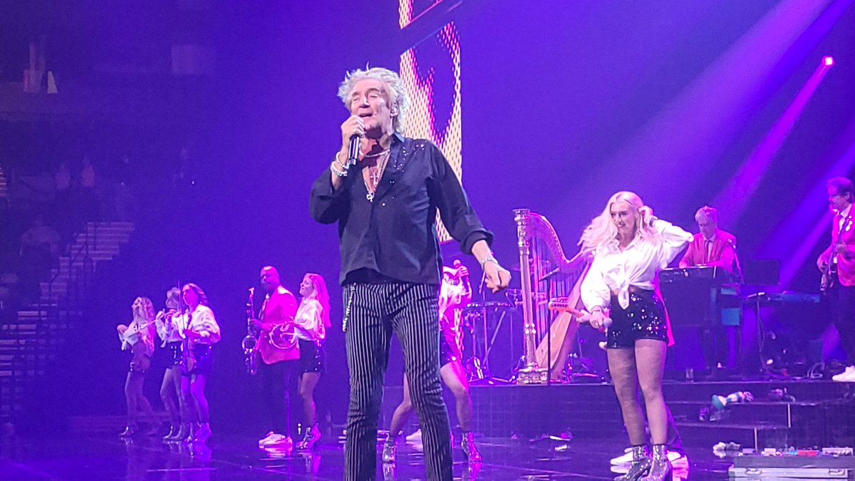 papercupofrain's tweet photo. @rodstewart BEST NIGHT EVER!!!  #RodStewartrocks 
#Liamstewartrocks
 #dreamcometrue #bucketlistcheck 
#goldstarmemory 
THANK YOU! @DiscoStew94 we'll be following your hockey career &amp; cheering you on! https://t.co/kxuCXu2SO1