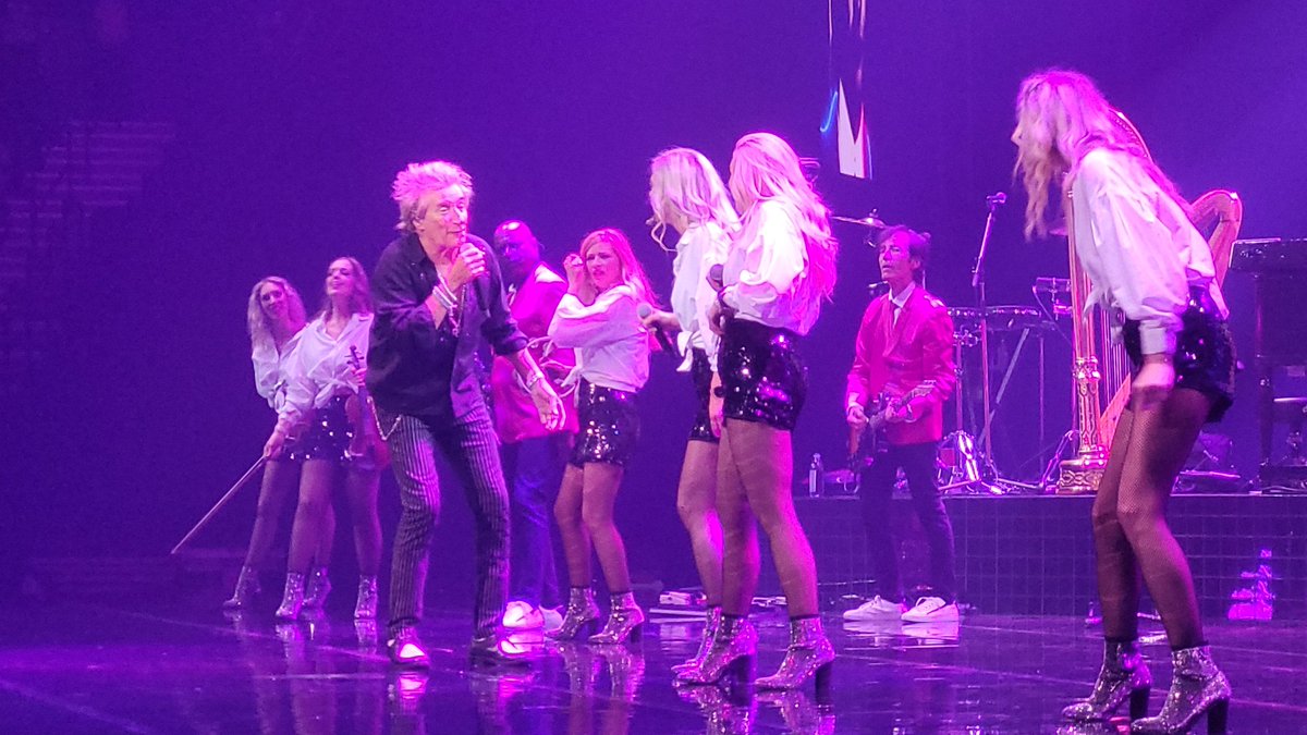 papercupofrain's tweet photo. @rodstewart BEST NIGHT EVER!!!  #RodStewartrocks 
#Liamstewartrocks
 #dreamcometrue #bucketlistcheck 
#goldstarmemory 
THANK YOU! @DiscoStew94 we'll be following your hockey career &amp; cheering you on! https://t.co/kxuCXu2SO1
