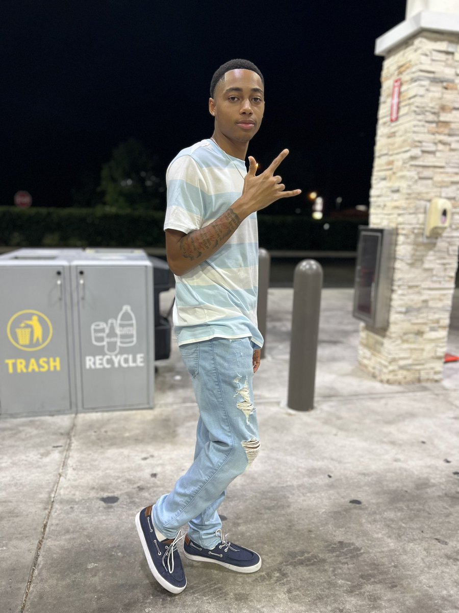 FloridaIcon's tweet photo. Money don’t make you real, money don’t make you solid ⛽️🥶 https://t.co/6hhsFNcwcj