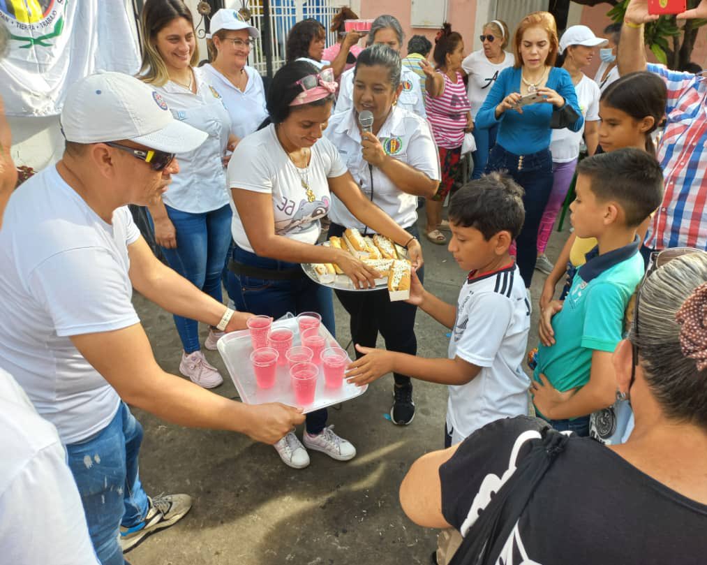 #8Ago ADECOS del Táchira avanzan en la organización de equipos sociales, en todos los municipios de la entidad.

Ningún proyecto político es responsable, sin organización y sin estructuras. Los ADecos tenemos un propósito firme de superar la crisis venezolana con trabajo 🏳