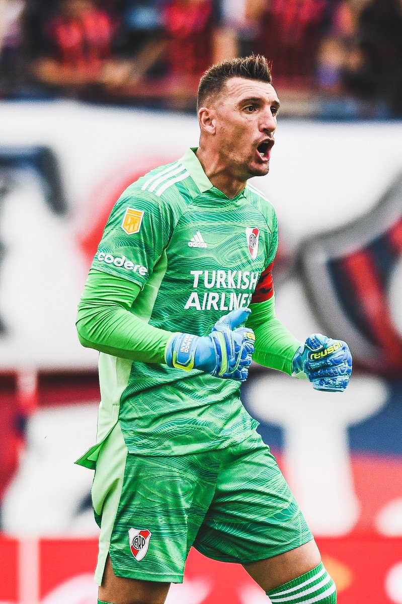 Pasó Rossi 2 veces,Andrada,Lampe,Javi García y hoy presentan a Romero  pero él siempre esta,ah y va al mundial.el número 1 del futbol argentino