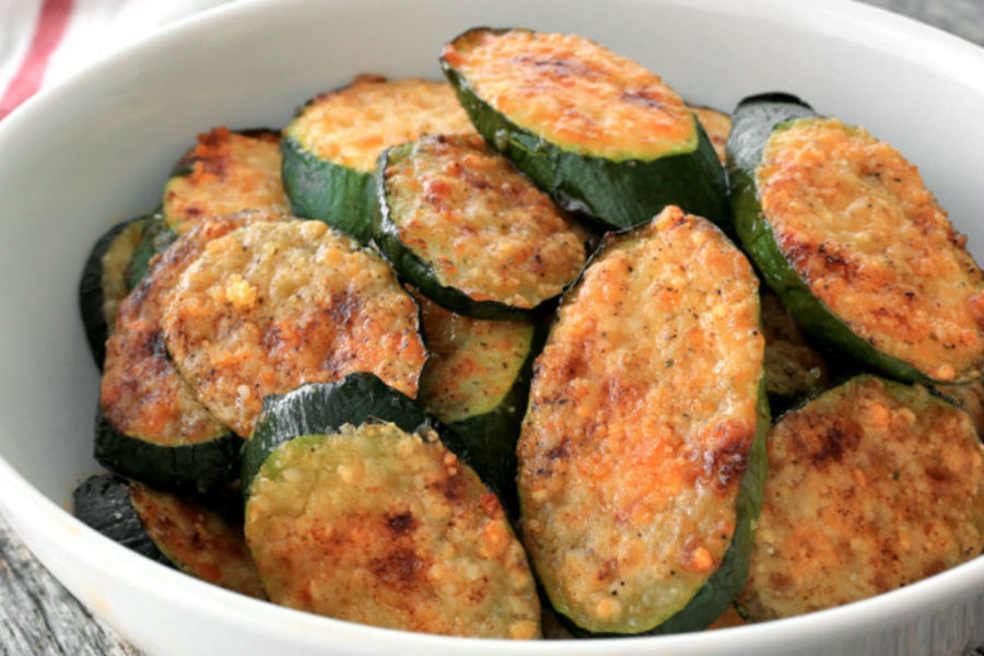 La cena de hoy será calabacín al horno con queso parmesano y paprika. ¡Ligeritos! ow.ly/zXs650KeV8t