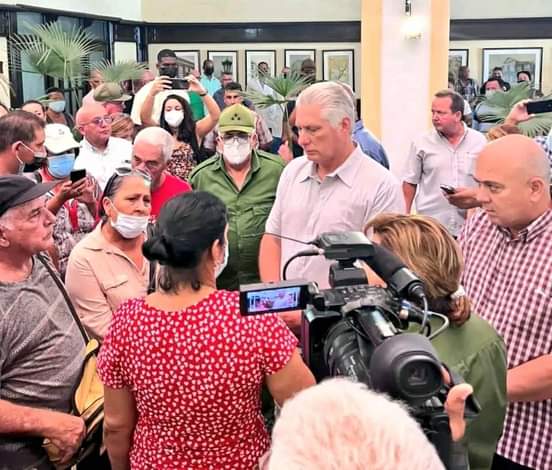 Presidente Diaz-Canel intercambia en el Hotel Velasco, con familiares de desaparecidos en siniestro de la Base de Súpertanqueros de #Matanzas. 
Todo el apoyo para ustedes y estamos aquí para lo que necesiten, les dice. 
#CubaEsMatanzas
#ContinuidadArtemiseña
#4389Razones