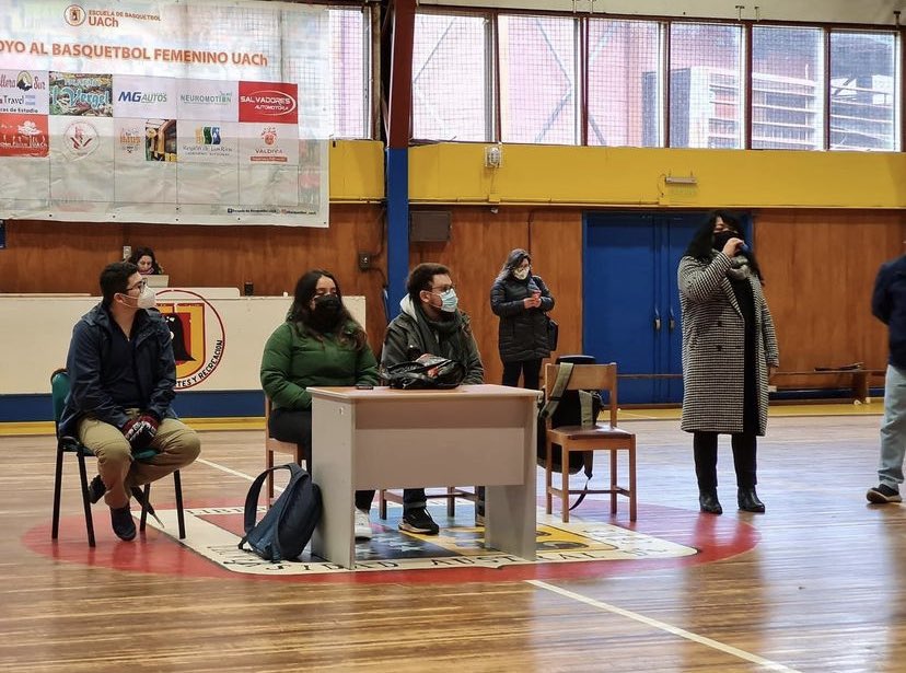 Nuestra primera actividad luego de asumir como nueva directiva de #FEUACh la semana pasada fue presentarnos ante las y los trabajadores del <a href="/UachSindicato/">Sindicato Trabajadores UACh</a> para manifestarles nuestro apoyo en su movilización ✊🏼