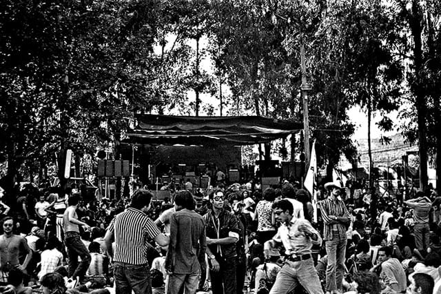 misaelramartins's tweet photo. foi no verão de 1971 o primeiro grande festival português, o Vilar de Mouros. nos relatórios da PIDE, presente no recinto, ficou registo da alegada promiscuidade sexual da assistência, consumo de drogas, “homens de mãos dada” e bandeirinhas vermelhas nas margens do rio Coura. https://t.co/GejDTaRXPY