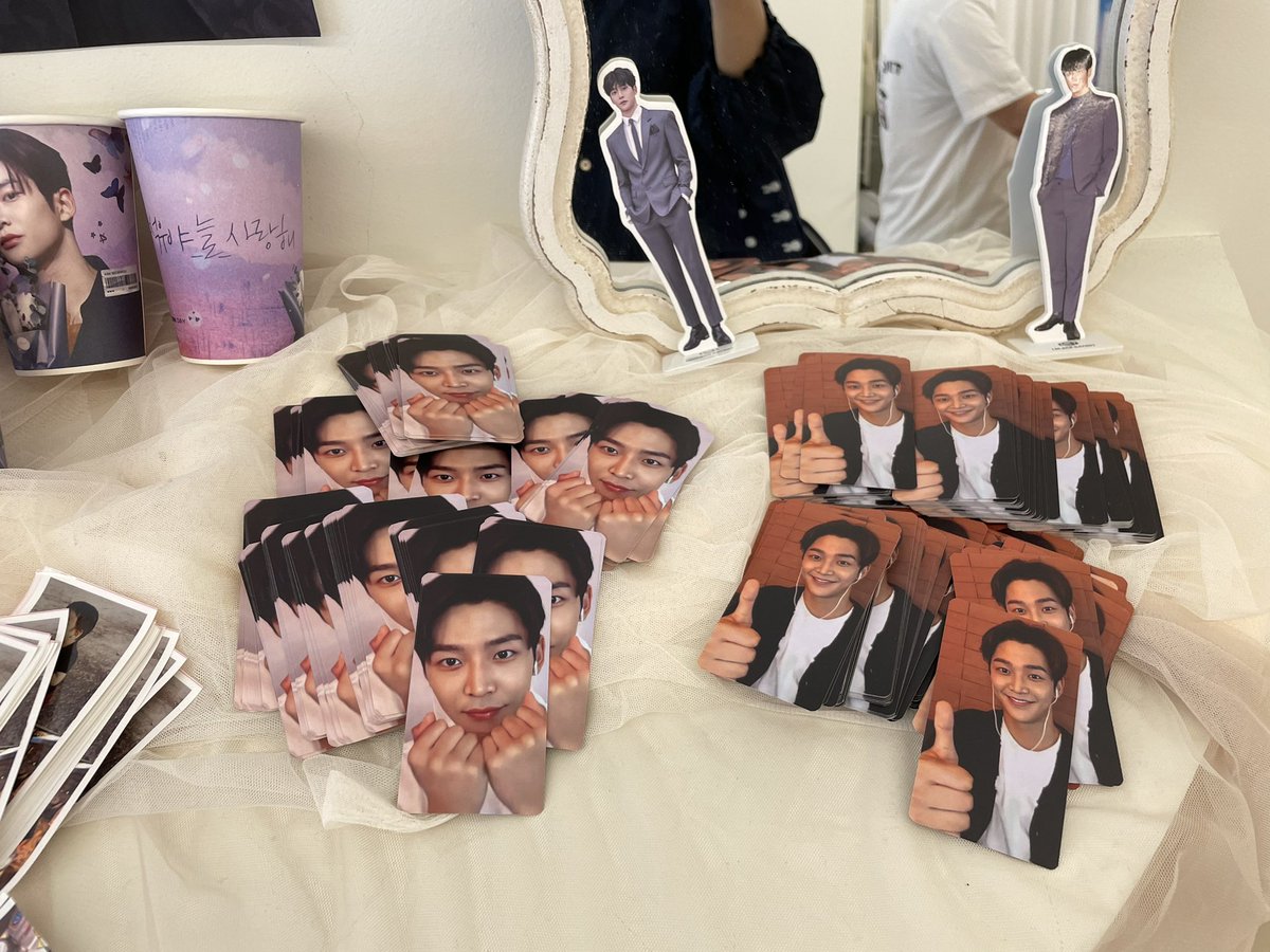 아우어모먼트 💐💐
들어서면 향기로운 꽃향기가 마스크 뚫고 밀려들어오는 곳. 럭드 1등 우수수 나오는데 난1개만 나옴🥹 괜찮아 많이된 팅구가 1등선물 나줘떠!! 이쁜 사랑스로운 로운이가 꽃과 함께 오늘도 로우니꽃 보고 시작해요 💕💕

 #향기로운_보랏빛의_8월