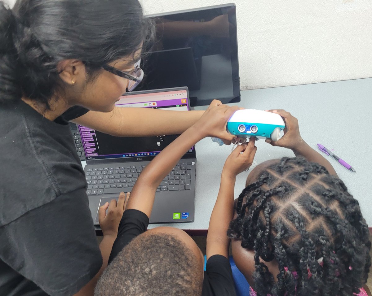 rrout_'s tweet photo. Thank you to @flvarietypacks for the $20 per tweet donation to @girlsmoonshot. Here is one of my favorite moments from my recent #robotics workshop. #STEM4Her #SpaceForHer #Entry https://t.co/hj8IFmo6m1