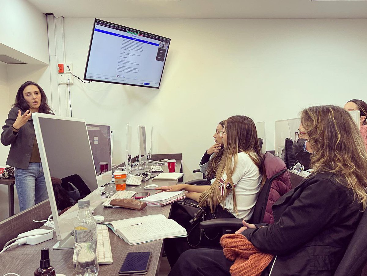 PostgradosUSA's tweet photo. #DesdeLaAcademia Periodismo Digital en la era de las Fake News y la Posverdad, es la asignatura inician hoy nuestro estudiantes de la especialización en #PeriodismoYNarrativasDigitales. Nuestra experta es @Laurarodsal Fact-checker en @AFPespanol   @usergioarboleda @gabopastor https://t.co/fIpHgIQxx6