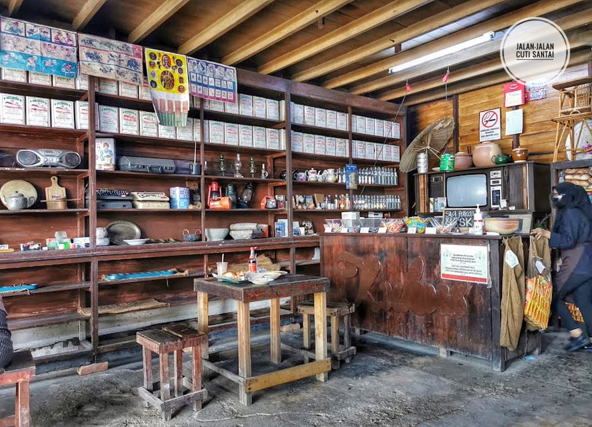 MalaysianFoods's tweet photo. TEMPAT SARAPAN PAGi BEST SUASANA RETRO 70an dekat Klang, Selangor!

Kalau nak merasai suasana nolstagia boleh lah ke sini Restoran Kukus makan Ala² Zaman Dulu² . Ini Betul2 Imbau Nostalgia, Warung ‘Rare’ Seperti dalam Filem P.Ramlee 

📌Restoran Kukus https://t.co/TE2oSloKwY