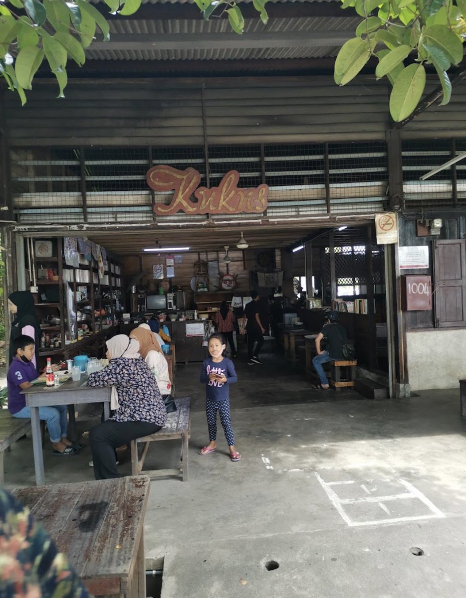 MalaysianFoods's tweet photo. TEMPAT SARAPAN PAGi BEST SUASANA RETRO 70an dekat Klang, Selangor!

Kalau nak merasai suasana nolstagia boleh lah ke sini Restoran Kukus makan Ala² Zaman Dulu² . Ini Betul2 Imbau Nostalgia, Warung ‘Rare’ Seperti dalam Filem P.Ramlee 

📌Restoran Kukus https://t.co/TE2oSloKwY