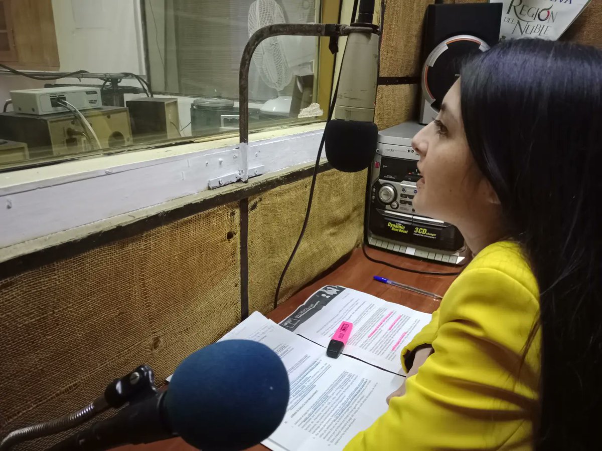 MMEG_Nuble's tweet photo. 🎙️Seremi (s) @NicolUlloaC visitó los estudios de @radiocamelia FM93.5 de #Bulnes donde conversó sobre:
✅ Responsabilidad Parental y Pago efectivo de Pensiones de alimentos
✅Programa #ChileApoya
✅ Proyecto #MujerPro 👷🏻‍♀️

#AvancesMinmujeryEG https://t.co/H9YCmmiKIh