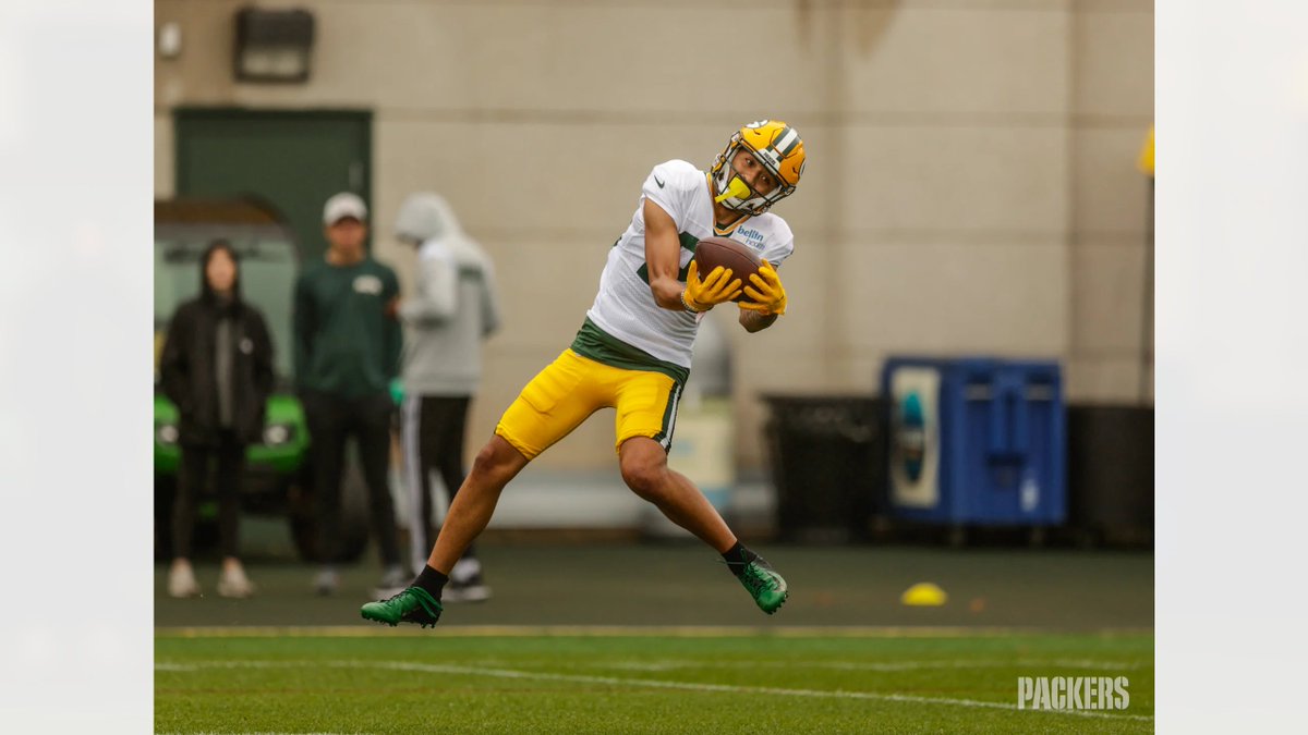 NFLBadgers's tweet photo. Catch &amp; Celebrate 🙌

#NFLBadgers || @DDIII_7 

(📸 via Evan Siegle) https://t.co/ANDIPpNtDe