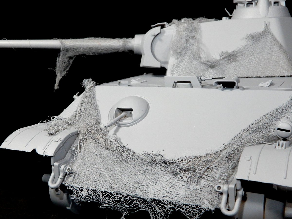 Yoshi84525254's tweet image. 【Panther G 進捗7】
洗濯ネットを調整しながらそれっぽくなった所でサフ吹き😇 　
「どうせこの上に偽装樹木乗せちゃうし、こんなもんかなぁ」 🤔　って、何時もの様に適当な感覚で進行中です😝

#タミヤ　#パンター　#PantherG #戦車模型