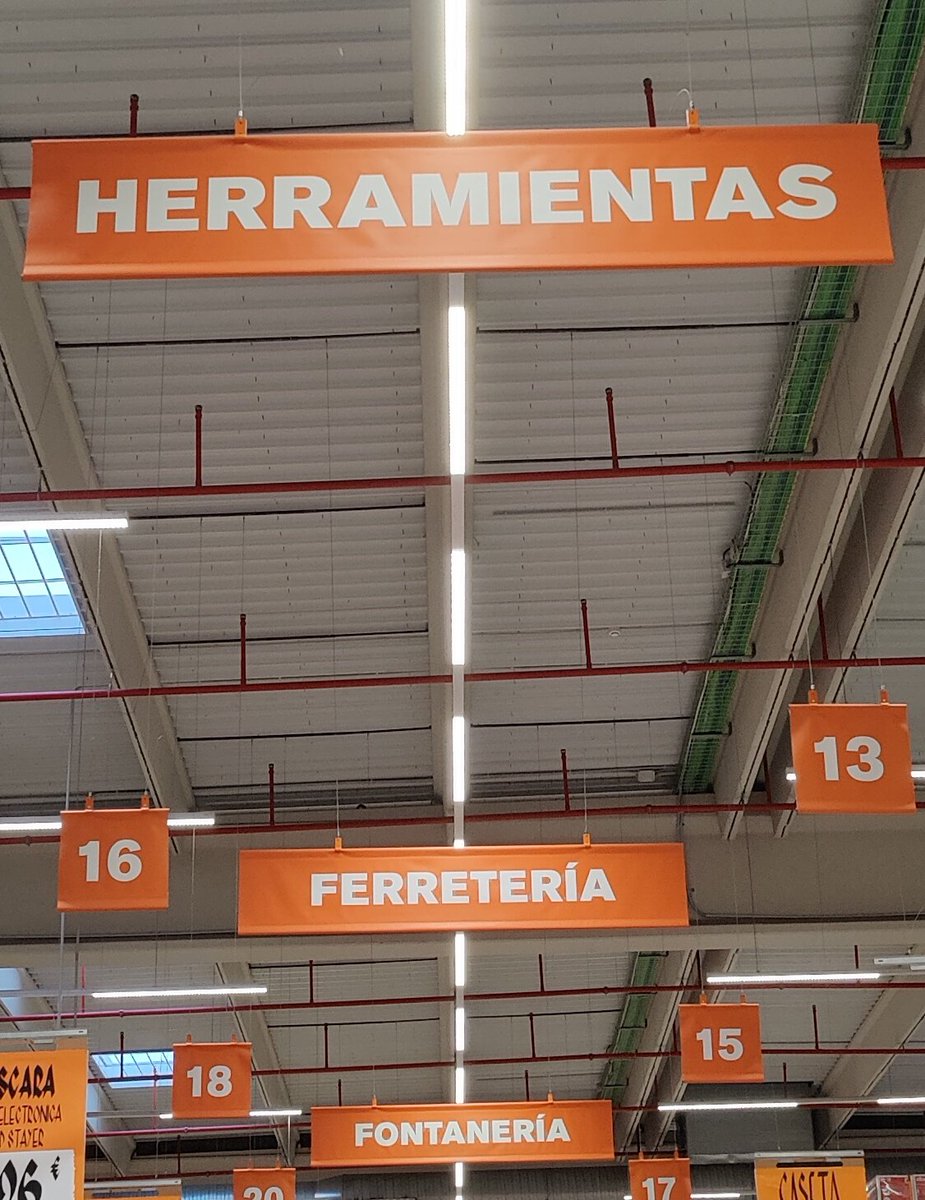 Hoy estuve en una tienda de materiales de construcción carísimos comprando tornillos porque ser propietario tiene estas cosas... 

Y al mirar al cielo buscando ayuda divina (o un rayo) encontré estas 3 secciones y pensé: "anda, solo una es una padremoñal" 🧵👇