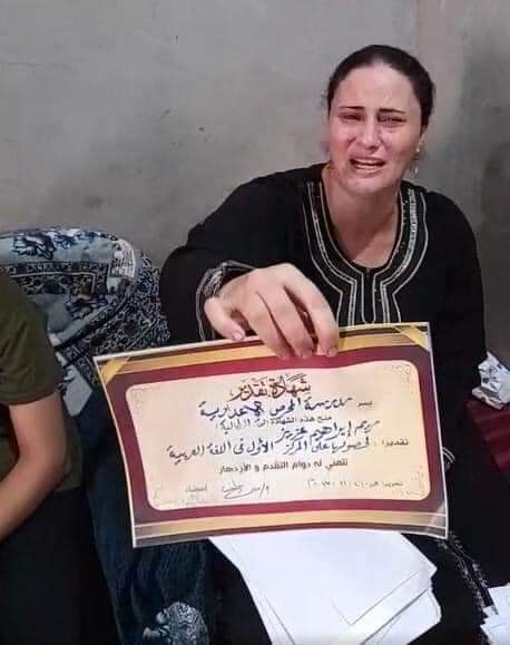- البنت دي (مريم عزيز / المنيا) بنت متفوقة في دراستها حياتها كلها وشاطرة، ذاكرت كويس في الثانوية العامة عشان عندها هدف ونفسها تحققه، ووقت ظهور الدرجات اتصدمت البنت هي وأهلها بالدرجة 12.5 في ال%. البنت قالت وهي متأثرة جداً *ان دي مش درجاتها وان هي متفوقة طول عمرها*.

👇