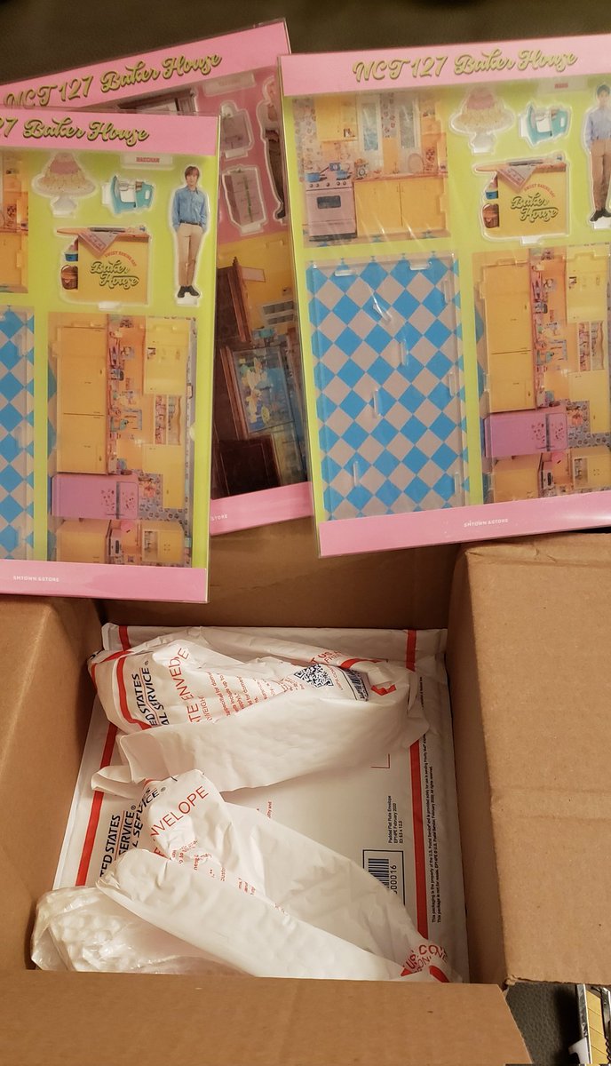MrsFunkofied's tweet photo. Not SM abusing the USPS's "free" flat-rate shipping supplies for my FedEx delivery of Baker House acrylics. #CheapA$$MFkrs ๐ https://t.co/kSHPfvYWuz