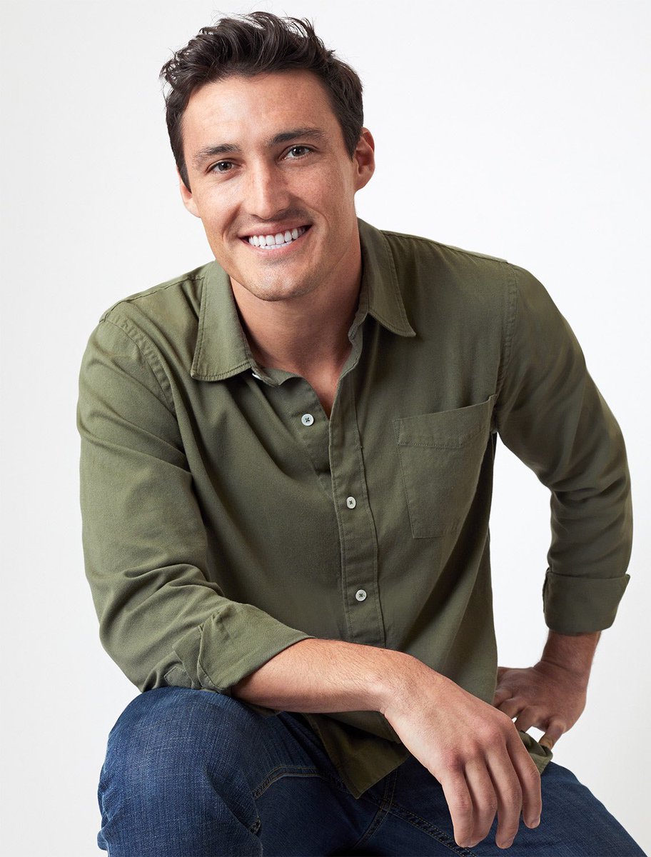𝐠𝐢.🏁 on Twitter "same person, different font TheBachelorette