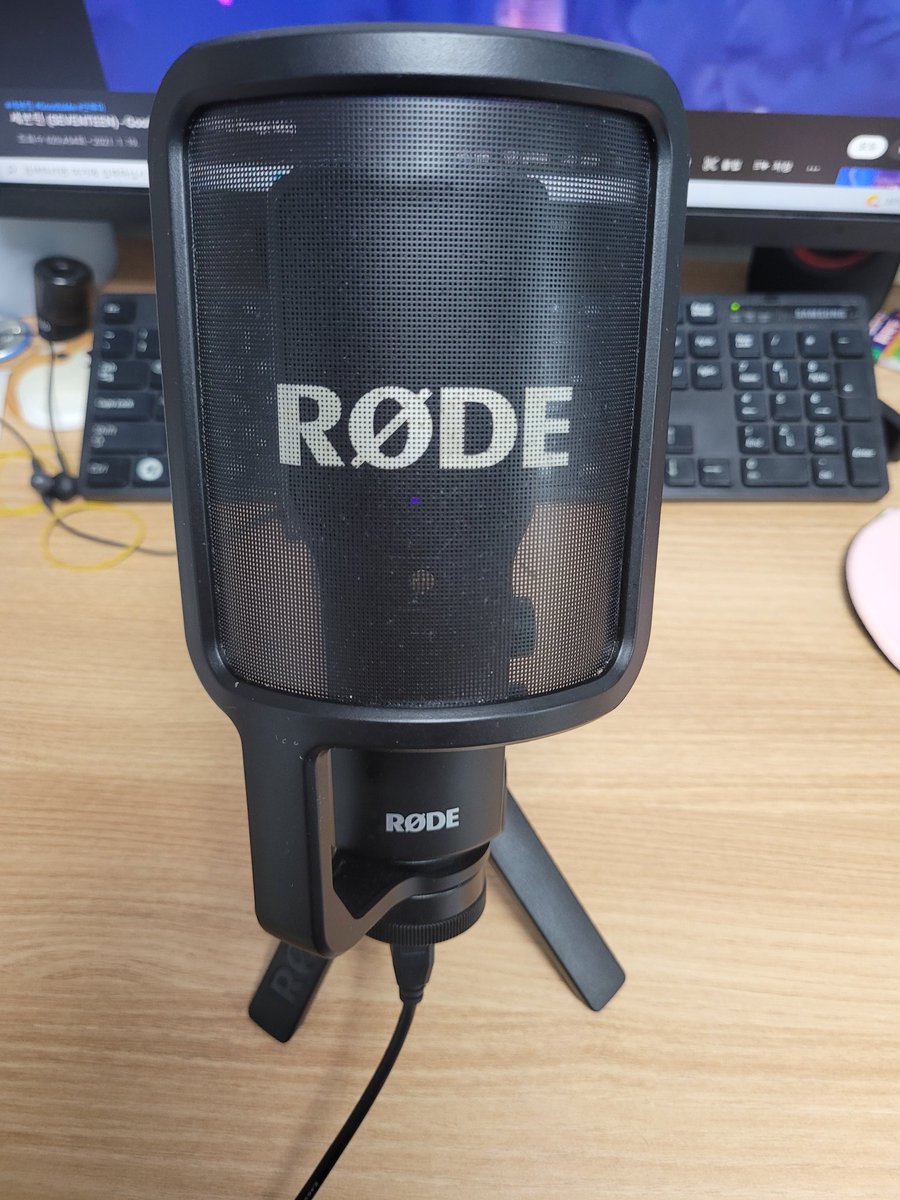SsagAJi_owo's tweet photo. [RT] 장비교체를 하면서 기존 사용하던 RODE NT USB 제품 무료나눔 합니다!
1년 반정도 사용한 제품이며 배송비는 받으시는분이 부담하셔야한다는 점 확인해주세요!
RT추첨으로 보내드립니다!
마이크 사용 음질이 궁금하신분은 DM주시거나 유튜브 참고부탁드려용 https://t.co/1u0ZXUbJeh