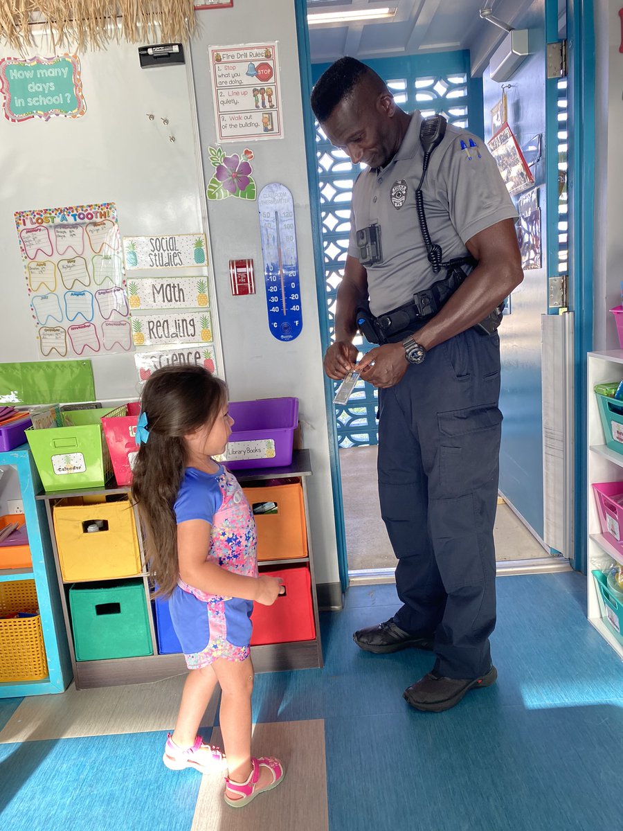 aloha_kinder's tweet photo. Just a few moments from Meet the Teacher today !!! Can’t wait to see all my Tropicool Pineapples Wednesday 🍍💛 #the1104 https://t.co/N4ug602Qln