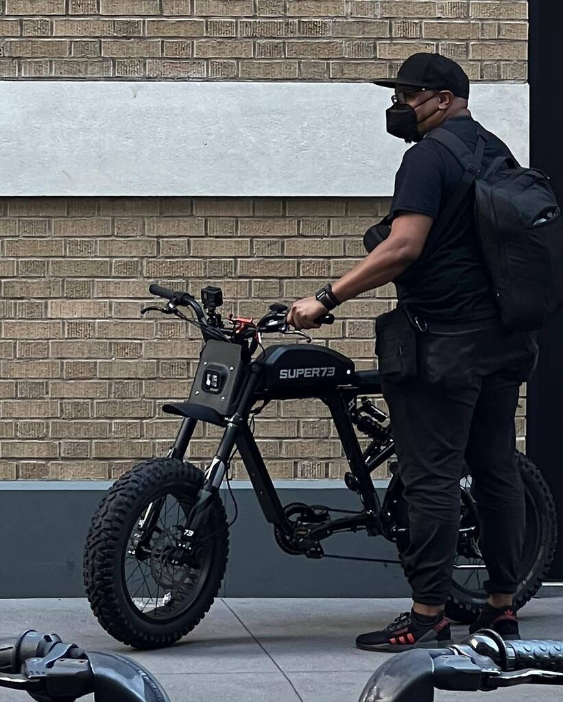 TechAndMusicFan's tweet photo. This is what I have to deal with. Walk out of work and I end up getting creeped on. I know my @super73 #rxmojave is nice but as you can see, I didn’t want my photo taken. Don’t forget to swipe. 🤣🤣🤣🤣🤣. #StopCreeping #Super73 #MyBike #LeaveMeAlone … https://t.co/L8odJu1sdb https://t.co/UxrFwbsCOL