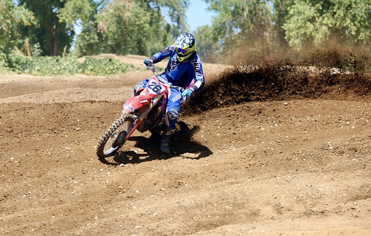 MikeSubocz's tweet photo. Roosting into the week be like! #berm #Motocross #moto #othg #sand https://t.co/Yih3xFOMC6