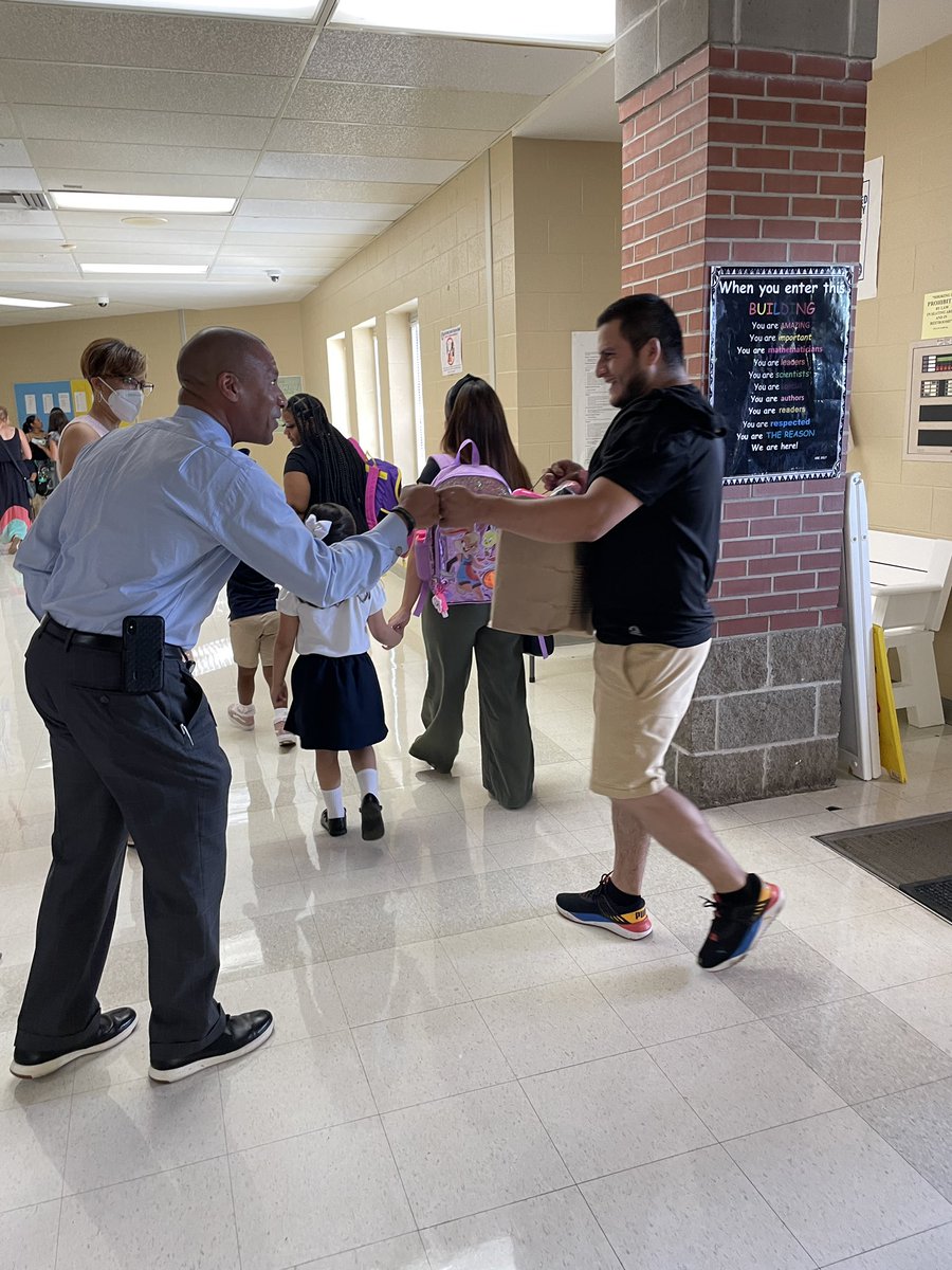 ed_scg's tweet photo. There’s no better way to start a Monday morning than greeting our young learners and leaders! 🎓Wishing students, educators, administrators, staff, and families a great first week back! #SY2223 @MayorLeeHarris @ChandraLanette https://t.co/9abCclLnXm