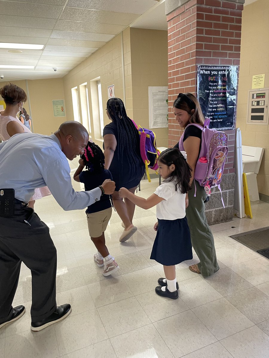ed_scg's tweet photo. There’s no better way to start a Monday morning than greeting our young learners and leaders! 🎓Wishing students, educators, administrators, staff, and families a great first week back! #SY2223 @MayorLeeHarris @ChandraLanette https://t.co/9abCclLnXm