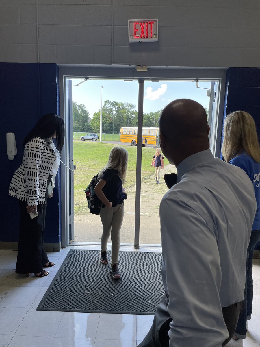 ed_scg's tweet photo. There’s no better way to start a Monday morning than greeting our young learners and leaders! 🎓Wishing students, educators, administrators, staff, and families a great first week back! #SY2223 @MayorLeeHarris @ChandraLanette https://t.co/9abCclLnXm