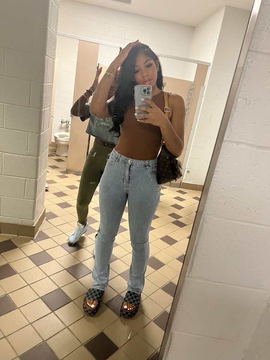 tharealbratd's tweet photo. fresh as hell like the first day of school, i’m a scholar #23NIORSZN https://t.co/JxBkK0xfA9