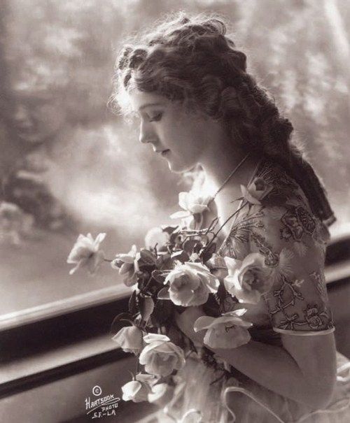 Mary Pickford posting with flowers.  A lovely portrait by Hartsook from 1915.
#silentfilm #oldhollywood #marypickford